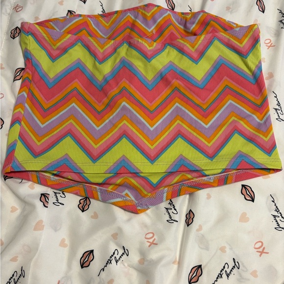 Colorful Chevron Patterned Top - Picture 2 of 2